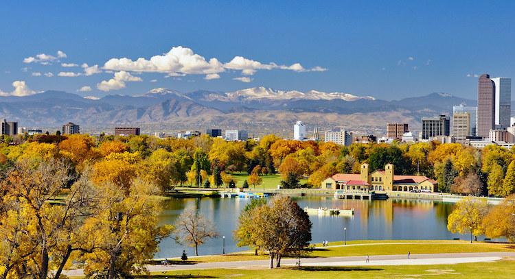 A photo of a park and small lake in Denver on a clear day.